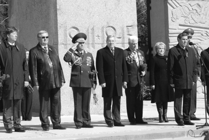 Почтить память воинов-сибиряков на монумент Славы пришли руководители Новосибирска и области.