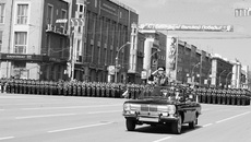 Парад принимает генерал-майор Василий Тонкошкуров.