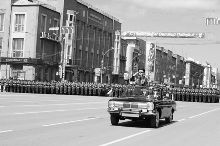 Парад принимает генерал-майор Василий Тонкошкуров.