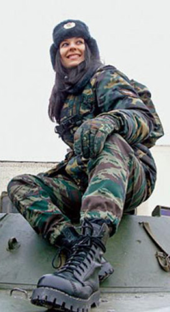 Традиция массового найма в армию женщин сложилась в России в девяностые годы.