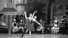 Сцена из балета «Дон Кихот». Китри — заслуженная артистка РФ Анна Жарова, Базиль – премьер Большого театра России Михаил Лобухин.