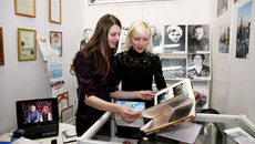 Нина Машкина и Евгения Максименко с экспонатами «Музея на колесах».