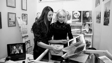 Нина Машкина и Евгения Максименко с экспонатами «Музея на колесах».