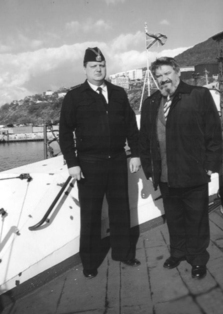 Командир пограничного корабля капитан первого ранга Д. А. Шихов и капитан второго ранга запаса В. Д. Михальцов (апрель, 2009 год).