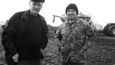 Главный агроном Владимир Кайгородцев и механизатор Александр Харченко (справа).