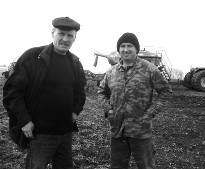 Главный агроном Владимир Кайгородцев и механизатор Александр Харченко (справа).