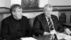 Академики Ренад Сагдеев (слева) и Александр Асеев на пресс-конференции.