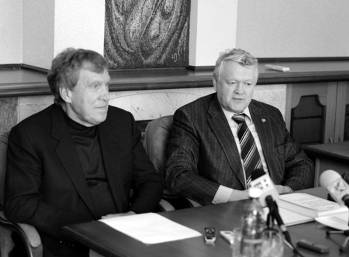 Академики Ренад Сагдеев (слева) и Александр Асеев на пресс-конференции.