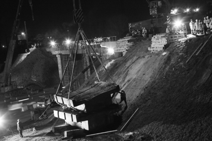 Основные работы велись ночью. Элементы демонтированной конструкции.