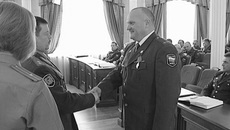 Вячеслав Субботин (справа) награждается медалью «За отличие в охране общественного порядка».