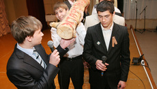 Такую своеобразную эстафетную палочку передали выпускники 11-го класса 41-й средней школы Новосибирска следующему за ними по учебным ступенькам 10-му классу.