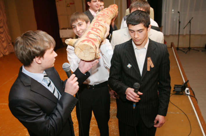 Такую своеобразную эстафетную палочку передали выпускники 11-го класса 41-й средней школы Новосибирска следующему за ними по учебным ступенькам 10-му классу.