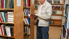 В зале библиотеки им. Чернышевского один из постоянных читателей Сергей Тратонин.