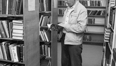 В зале библиотеки им. Чернышевского один из постоянных читателей Сергей Тратонин.