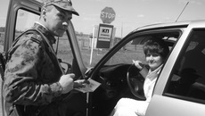 Проверка документов на контрольно-пропускном пункте.