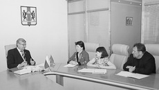 Во время встречи с членами инициативной группы. Слева направо: Алексей Беспаликов, Ольга Барабашева, Татьяна Немцева и депутат облсовета Владимир Гончарик.