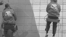 Работают скалолазы Игорь Сагиян и Алексей Новиков.