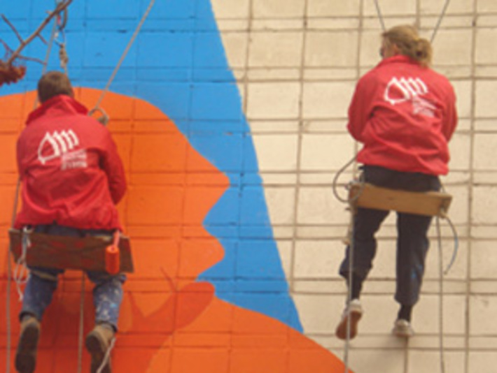 Работают скалолазы Игорь Сагиян и Алексей Новиков.