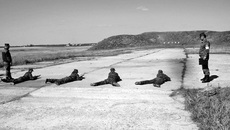 На огневом рубеже стрельбу вели боевыми патронами.