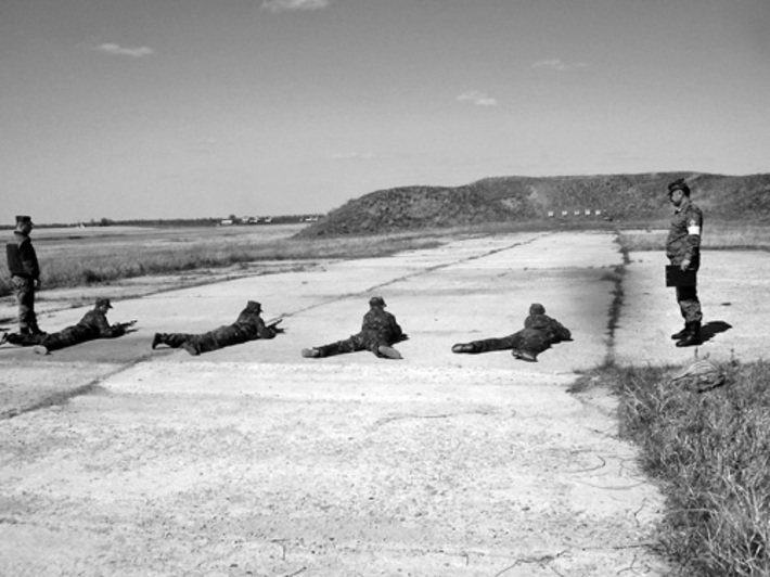 На огневом рубеже стрельбу вели боевыми патронами.