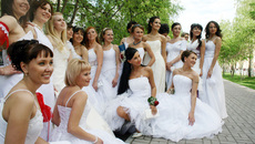 Себя показать и жениха отыскать.  На снимках: моменты праздника «Кураж невест-2010».