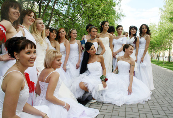 Себя показать и жениха отыскать.  На снимках: моменты праздника «Кураж невест-2010».