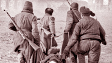 Эвакуация раненого бойца с поля боя. Фото 1943 г.