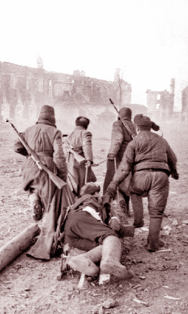 Эвакуация раненого бойца с поля боя. Фото 1943 г.