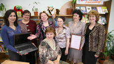 Коллектив детской библиотеки города Бердска с полученными призами — дипломом и ноутбуком.