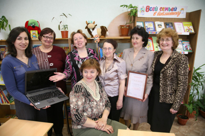 Коллектив детской библиотеки города Бердска с полученными призами — дипломом и ноутбуком.