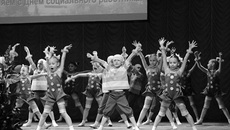 Социальных работников поздравил детский ансамбль «Апельсин».