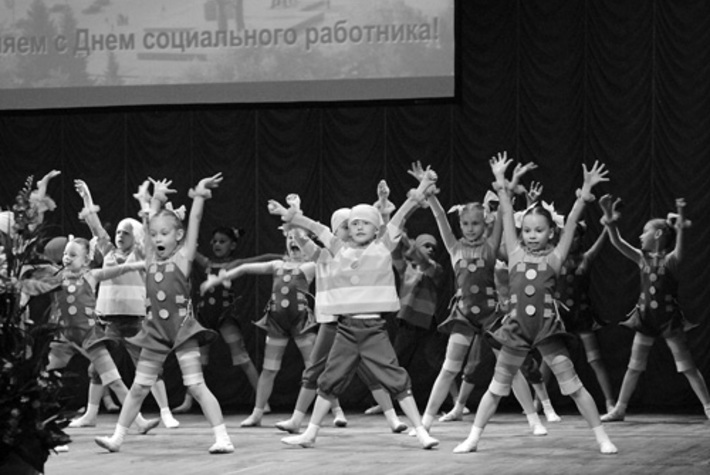 Социальных работников поздравил детский ансамбль «Апельсин».