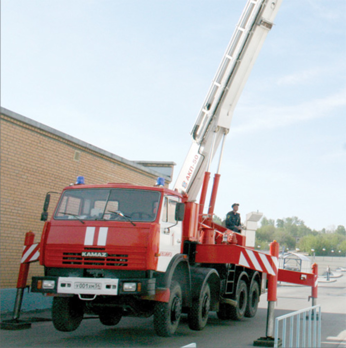 Десантироваться на верхние точки горящего здания бойцам пожарной охраны помогает специальная умная машина – автоматический коленчатый подъемник (АКП-50).
