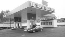 Особый интерес вызвал мусоровоз с задней разгрузкой.