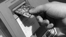 Законодательство регламентирует банкам предоставлять информацию о размере комиссии при снятии денежных средств в банкомате.