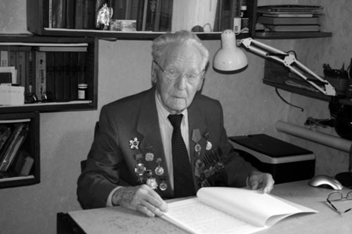 Яков Матвеевич Богер помнит свой первый бой в 1941-м... Хотя прошло уже 69 лет.