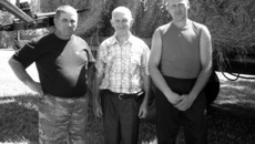 Механизатор Александр Балацан, главный агроном Василий Тимошенко, водитель Юрий Черненко (слева направо): корреспондент просила улыбнуться — ведь повод для радости есть!