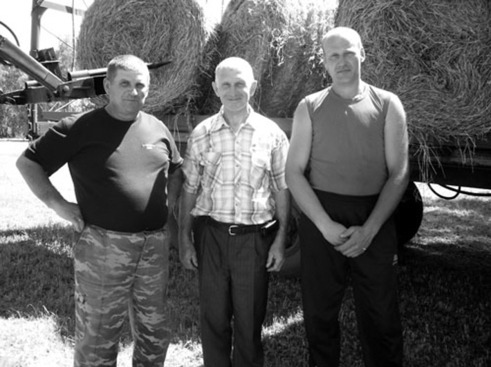 Механизатор Александр Балацан, главный агроном Василий Тимошенко, водитель Юрий Черненко (слева направо): корреспондент просила улыбнуться — ведь повод для радости есть!