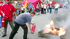 Свой праздник пожарные обыкновенно совмещают с ликбезом. Например, показывают народу, как правильно пользоваться огнетушителем.