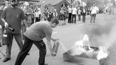 Свой праздник пожарные обыкновенно совмещают с ликбезом. Например, показывают народу, как правильно пользоваться огнетушителем.