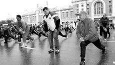 Вот так, с веселой утренней разминки, привыкает Новосибирск встречать собственный день рождения. Фото Натальи МАНТОРОВОЙ.