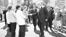На открытии улицы Кошурникова губернатор Виктор Толоконский с удовольствием общался с горожанами.