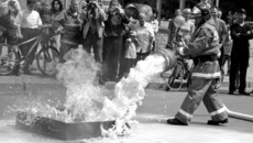 Подача пены из ГПС-600. Через несколько минут пламя сойдет на нет, а Октябрьская магистраль будет напоминать ландшафт, усыпанный снегом.