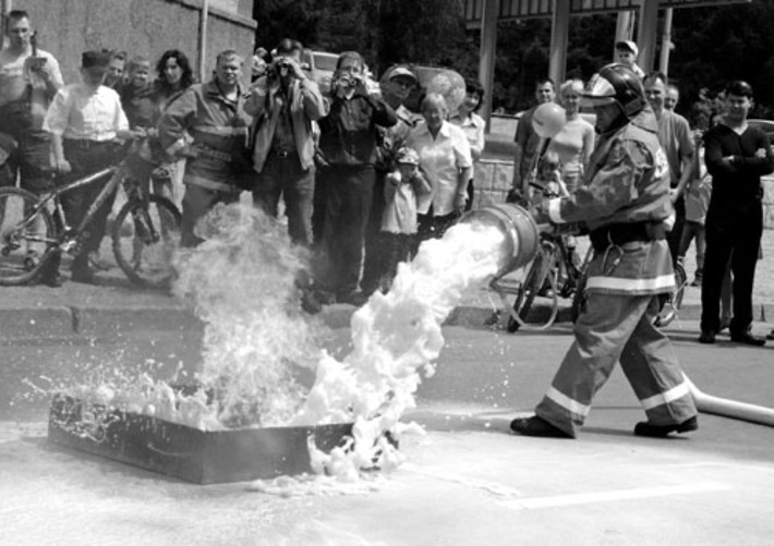 Подача пены из ГПС-600. Через несколько минут пламя сойдет на нет, а Октябрьская магистраль будет напоминать ландшафт, усыпанный снегом.