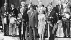 Владимир Городецкий и Надежда Болтенко (в центре) с почетными жителями города Иваном Ромашко (слева), Альбертом  Кошкиным и лауреатами  городских премий.