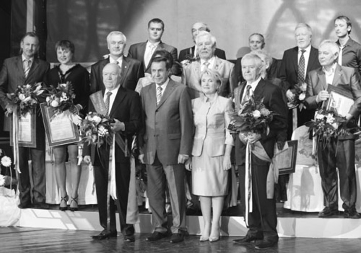 Владимир Городецкий и Надежда Болтенко (в центре) с почетными жителями города Иваном Ромашко (слева), Альбертом  Кошкиным и лауреатами  городских премий.