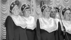 Выступает хор ветеранов «Красная гвоздика».