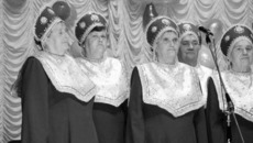 Выступает хор ветеранов «Красная гвоздика».