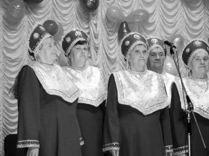 Выступает хор ветеранов «Красная гвоздика».