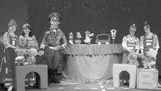 Сцена из спектакля «Приключения в дорожном городке».